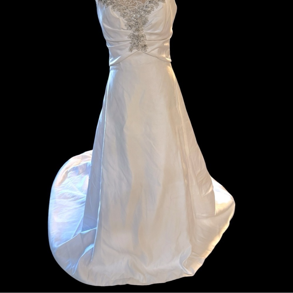 NEW Elegant White wedding Gown with Silver Embellishments‎ and Crystal beading